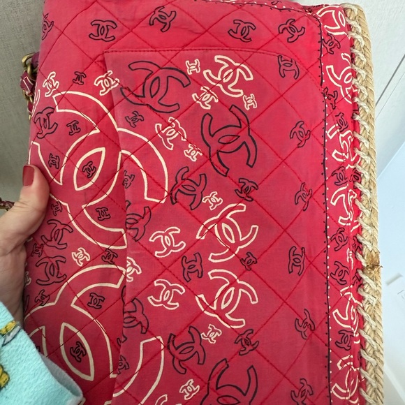 CHANEL Red Quilted Bag with 24kt plated CC logo - Picture 11 of 14